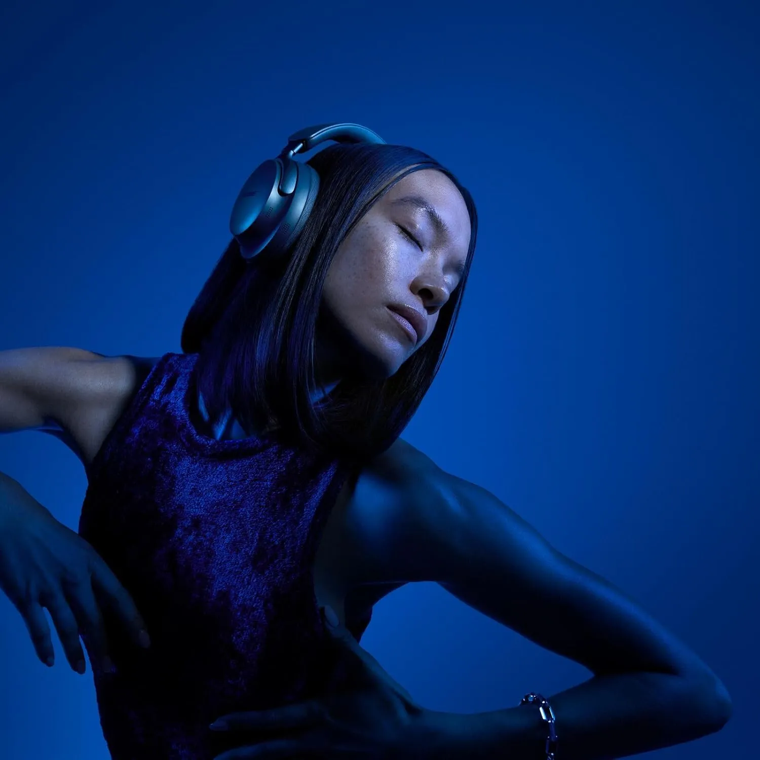 Bose QuietComfort Ultra Bluetooth Headphones, Wireless Headphones with Spatial Audio, Over Ear Noise Cancelling with Mic, Up to 24 Hours of Playtime, Lunar Blue - Limited Edition Color