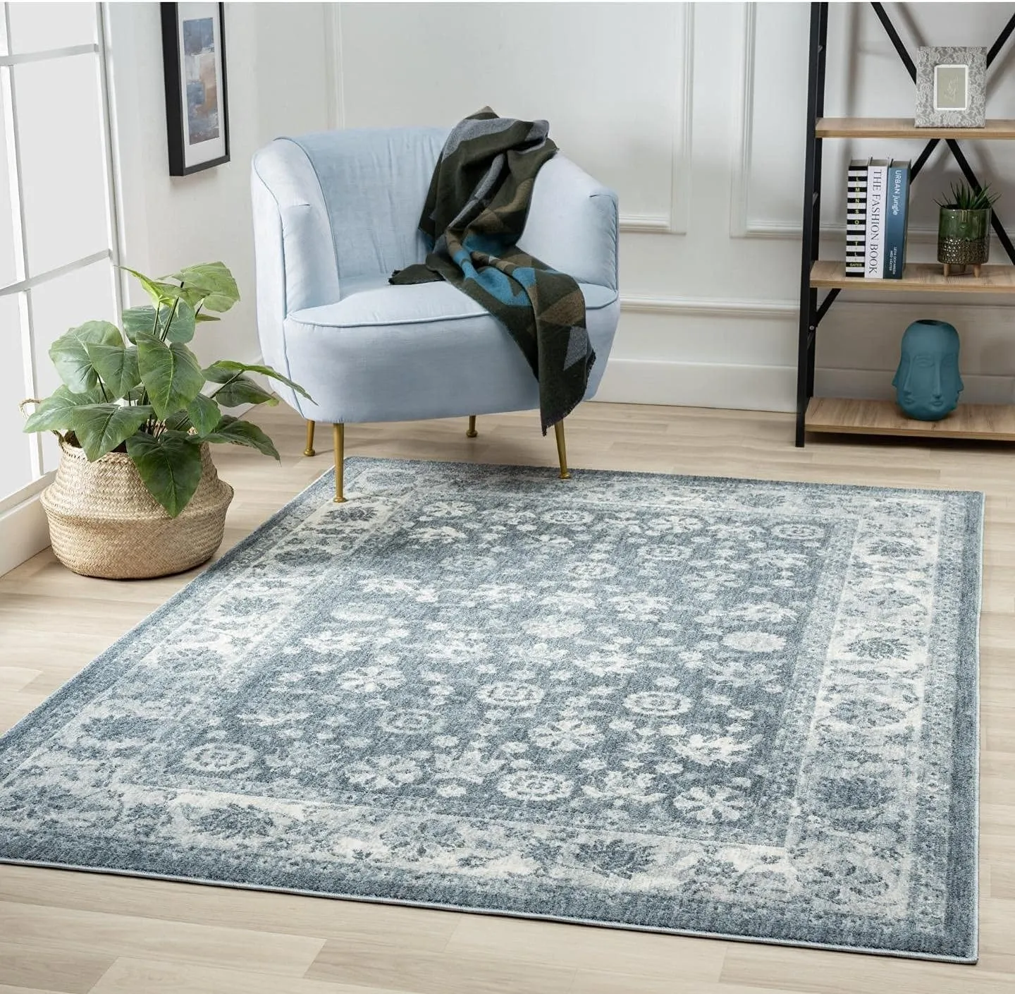 LUXE WEAVERS Patricia Collection 125 Blue 8x10 Oriental Floral Area Rug