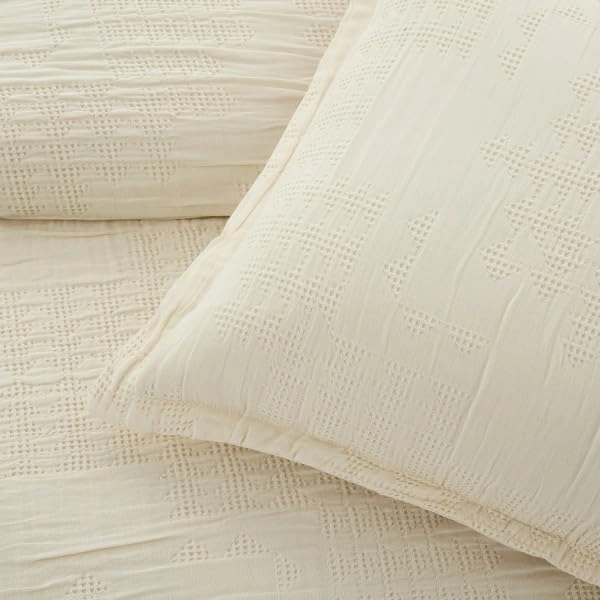 PENDLETON 26462 Nova Medallion Cream King Size Quilt, Breathable Cotton Solid White Bedding Cover Blanket with Matching Pillowcases for Bedrooms Rustic and Modern Home Decor, King, Ivory