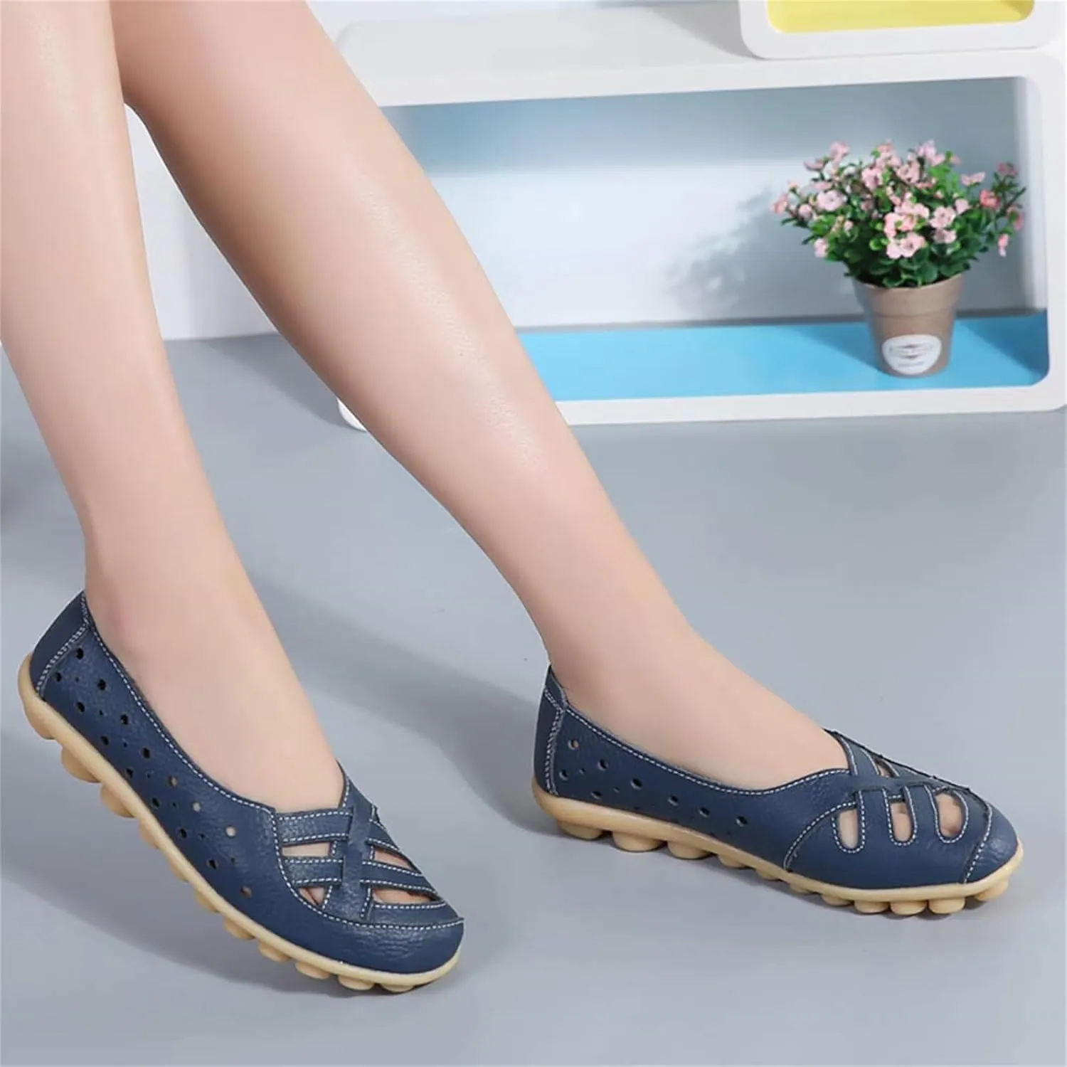 Women's Comfortable Leather Loafers Slip On Walking Flats Casual Round Toe Moccasins Wild Nurse Orthopedic in Hollow Sandals Summer Slip-On 2025 Driving Breathable Fashion Soft Shoes